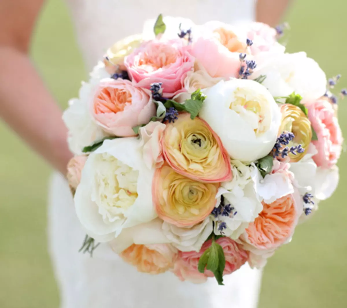 Bouquet Pernikahan Peony (108 Foto): Kombinasi dengan Hidang Putih dan Callas Merah, Kombinasi Burgundy, Lilac dan Bunga Ungu di Bouquet Pernikahan 8013_101