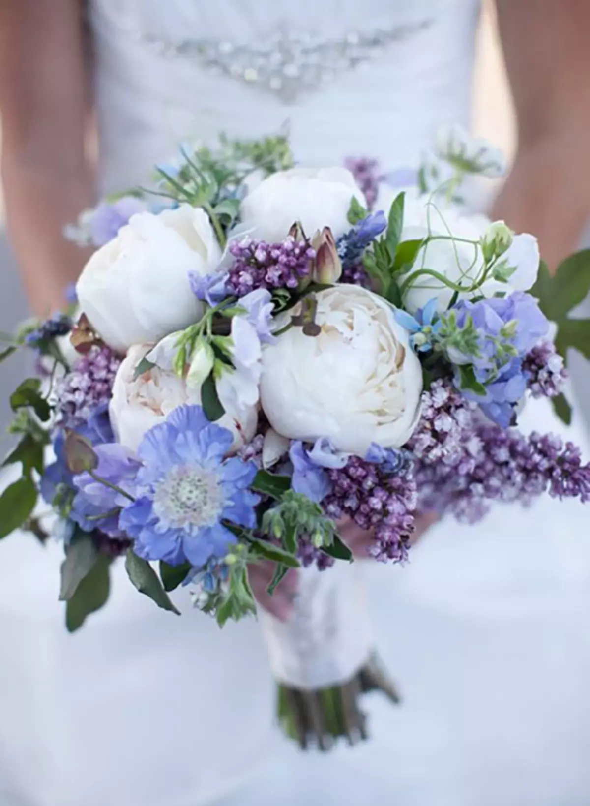 Bouquet Pernikahan Peony (108 Foto): Kombinasi dengan Hidang Putih dan Callas Merah, Kombinasi Burgundy, Lilac dan Bunga Ungu di Bouquet Pernikahan 8013_102