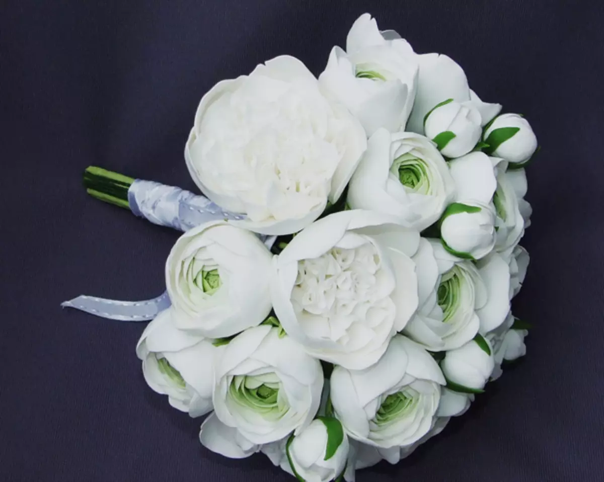 모란의 결혼식 꽃다발 (108 사진) : 흰색 수문과 빨간 칼라와의 조합, 결혼식 꽃다발의 부르고뉴, 라일락 및 자주색 꽃의 조합 8013_103