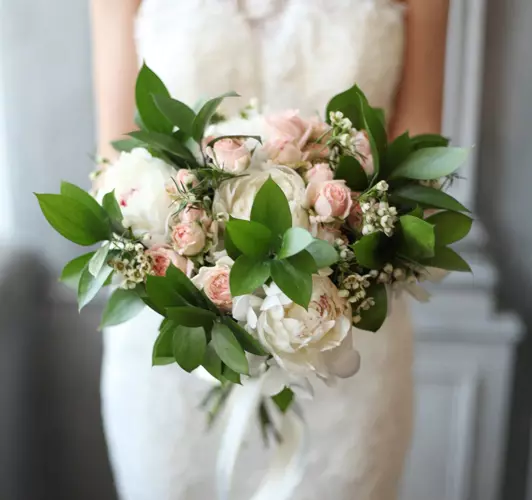 Bouquet Pernikahan Peony (108 Foto): Kombinasi dengan Hidang Putih dan Callas Merah, Kombinasi Burgundy, Lilac dan Bunga Ungu di Bouquet Pernikahan 8013_104