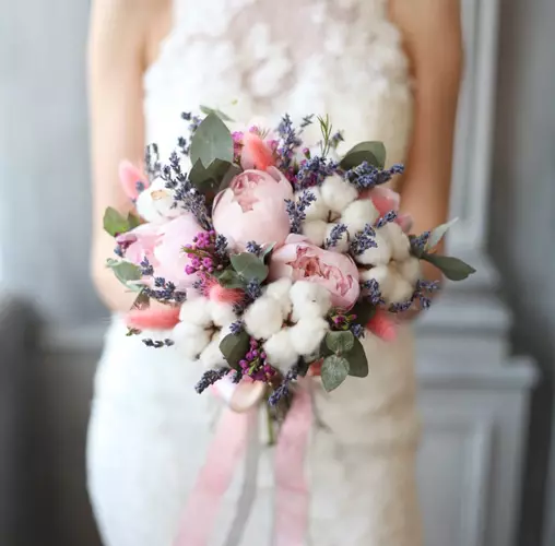 Bouquet Pernikahan Peony (108 Foto): Kombinasi dengan Hidang Putih dan Callas Merah, Kombinasi Burgundy, Lilac dan Bunga Ungu di Bouquet Pernikahan 8013_105