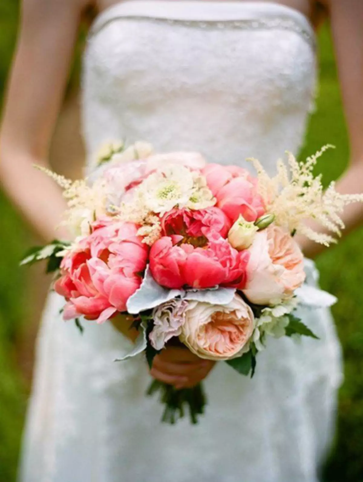 Bruiloft boeket van pioenrozen (108 foto's): combinaties met witte hydrieren en rode callas, combinaties van Bourgondië, lila en paarse bloemen in een huwelijksboeket 8013_106