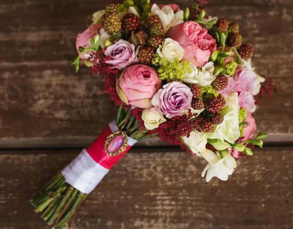 모란의 결혼식 꽃다발 (108 사진) : 흰색 수문과 빨간 칼라와의 조합, 결혼식 꽃다발의 부르고뉴, 라일락 및 자주색 꽃의 조합 8013_107