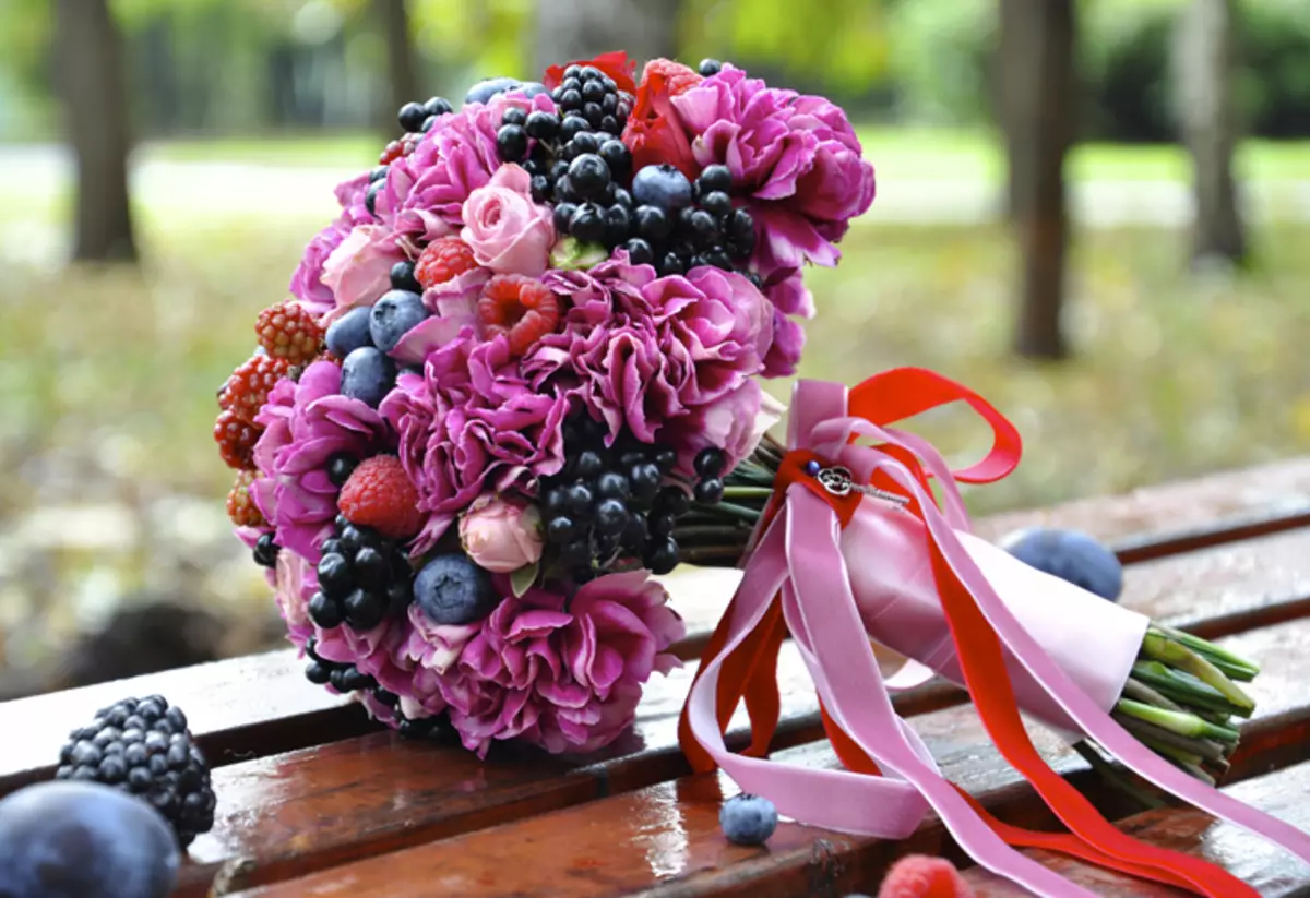 Весільний букет з піонів (108 фото): комбінації з білими гортензіями і червоними каллами, поєднання бордових, бузкових і фіолетових квітів в букеті на весілля 8013_108