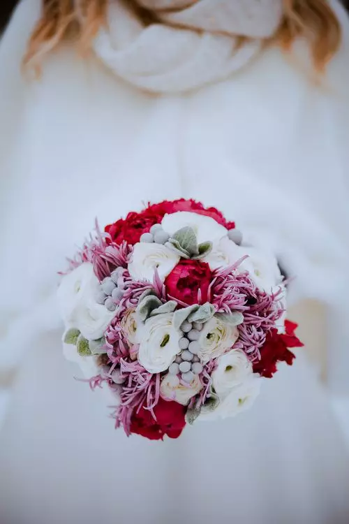 모란의 결혼식 꽃다발 (108 사진) : 흰색 수문과 빨간 칼라와의 조합, 결혼식 꽃다발의 부르고뉴, 라일락 및 자주색 꽃의 조합 8013_15