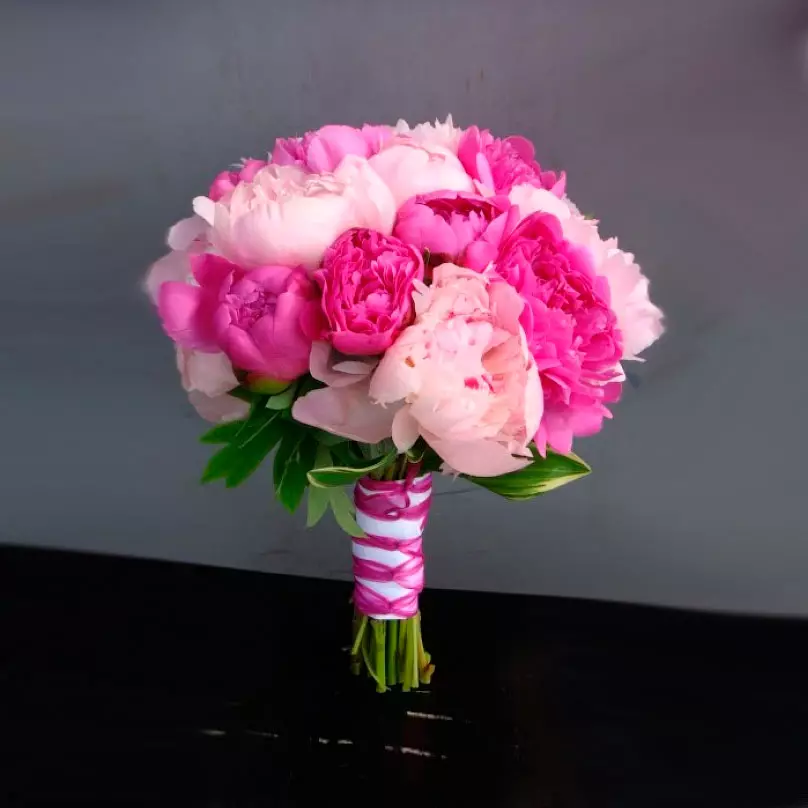 Bruiloft boeket van pioenrozen (108 foto's): combinaties met witte hydrieren en rode callas, combinaties van Bourgondië, lila en paarse bloemen in een huwelijksboeket 8013_16