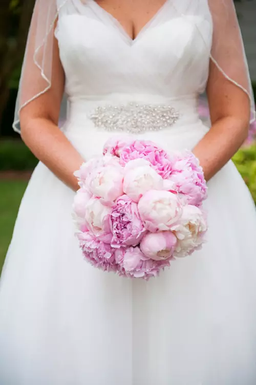 Γάμος μπουκέτο παιώνια (108 φωτογραφίες): συνδυασμοί με λευκές υδραυλικές και κόκκινες callas, συνδυασμοί της Βουργουνδίας, λιλά και μοβ λουλούδια σε ένα γαμήλιο μπουκέτο 8013_17