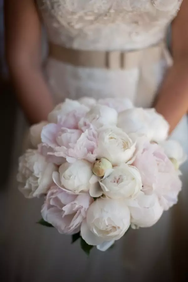 Bouquet Pernikahan Peony (108 Foto): Kombinasi dengan Hidang Putih dan Callas Merah, Kombinasi Burgundy, Lilac dan Bunga Ungu di Bouquet Pernikahan 8013_18