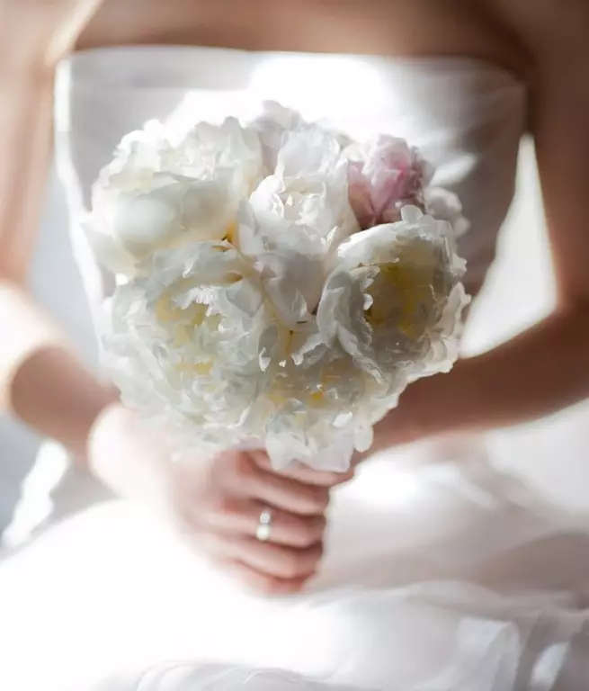 Γάμος μπουκέτο παιώνια (108 φωτογραφίες): συνδυασμοί με λευκές υδραυλικές και κόκκινες callas, συνδυασμοί της Βουργουνδίας, λιλά και μοβ λουλούδια σε ένα γαμήλιο μπουκέτο 8013_20