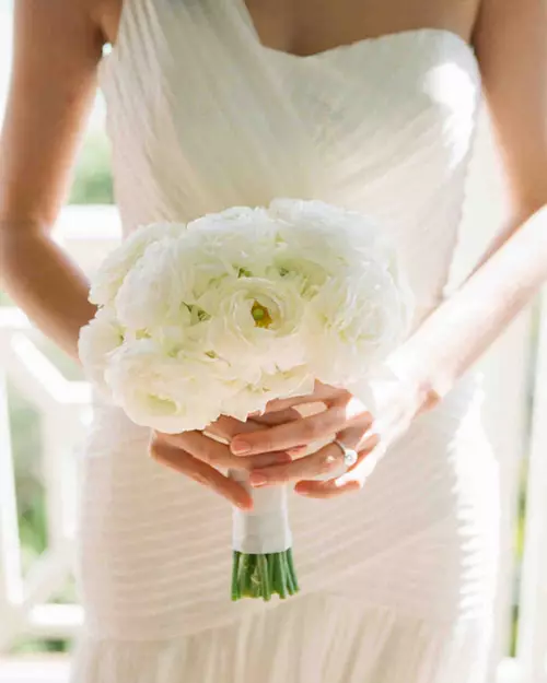 Vestuvių peonijų puokštė (108 nuotraukos): deriniai su baltais vandeniu ir raudonaisiais telefonu, bordo, alyvinės ir violetinės gėlės deriniai vestuvių puokštėje 8013_22
