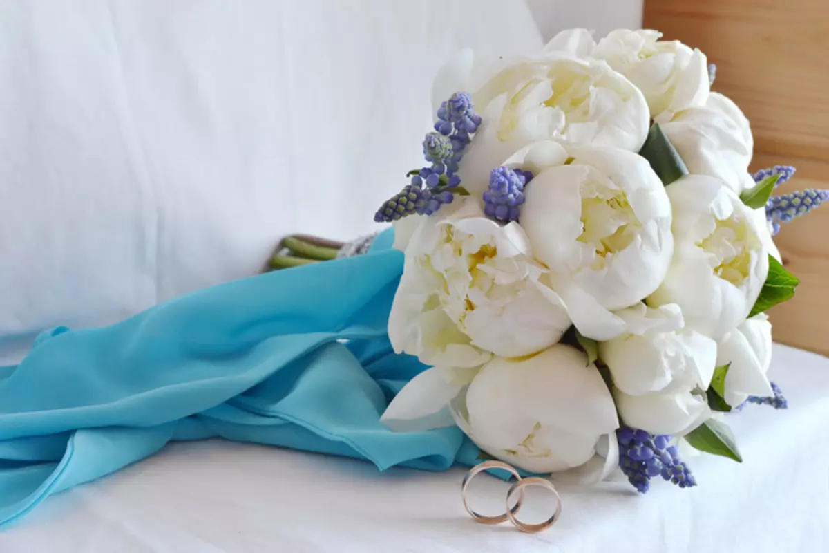Bouquet Pernikahan Peony (108 Foto): Kombinasi dengan Hidang Putih dan Callas Merah, Kombinasi Burgundy, Lilac dan Bunga Ungu di Bouquet Pernikahan 8013_23