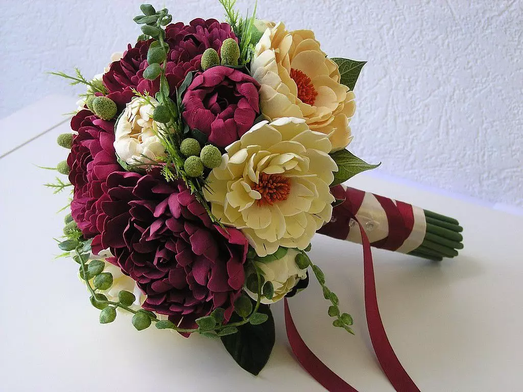 Свадбени букет пенија (108 фотографија): Комбинације са белим хидрангејима и црвеним позивима, комбинације Бургундија, Лила и љубичастом цветовима у венчаном буку 8013_24