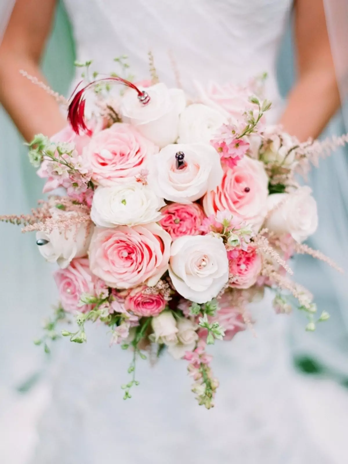 Bouquet Pernikahan Peony (108 Foto): Kombinasi dengan Hidang Putih dan Callas Merah, Kombinasi Burgundy, Lilac dan Bunga Ungu di Bouquet Pernikahan 8013_29