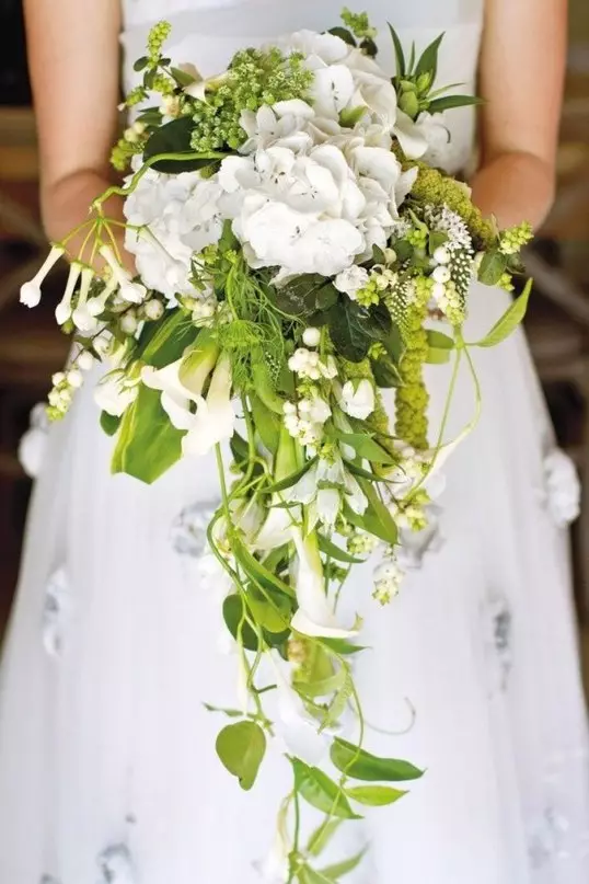 Vestuvių peonijų puokštė (108 nuotraukos): deriniai su baltais vandeniu ir raudonaisiais telefonu, bordo, alyvinės ir violetinės gėlės deriniai vestuvių puokštėje 8013_31
