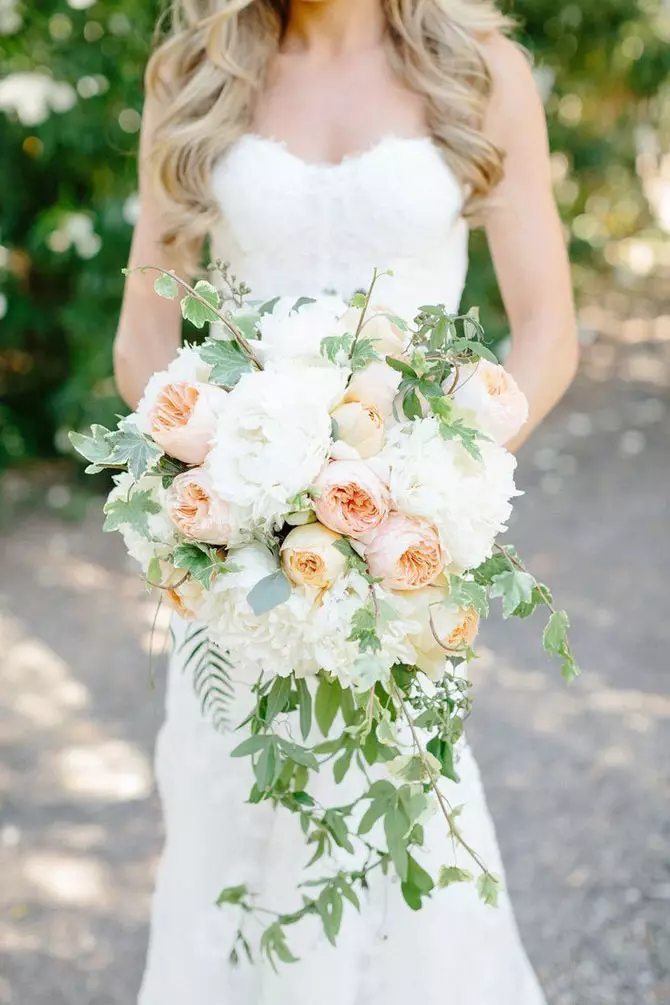 Γάμος μπουκέτο παιώνια (108 φωτογραφίες): συνδυασμοί με λευκές υδραυλικές και κόκκινες callas, συνδυασμοί της Βουργουνδίας, λιλά και μοβ λουλούδια σε ένα γαμήλιο μπουκέτο 8013_33