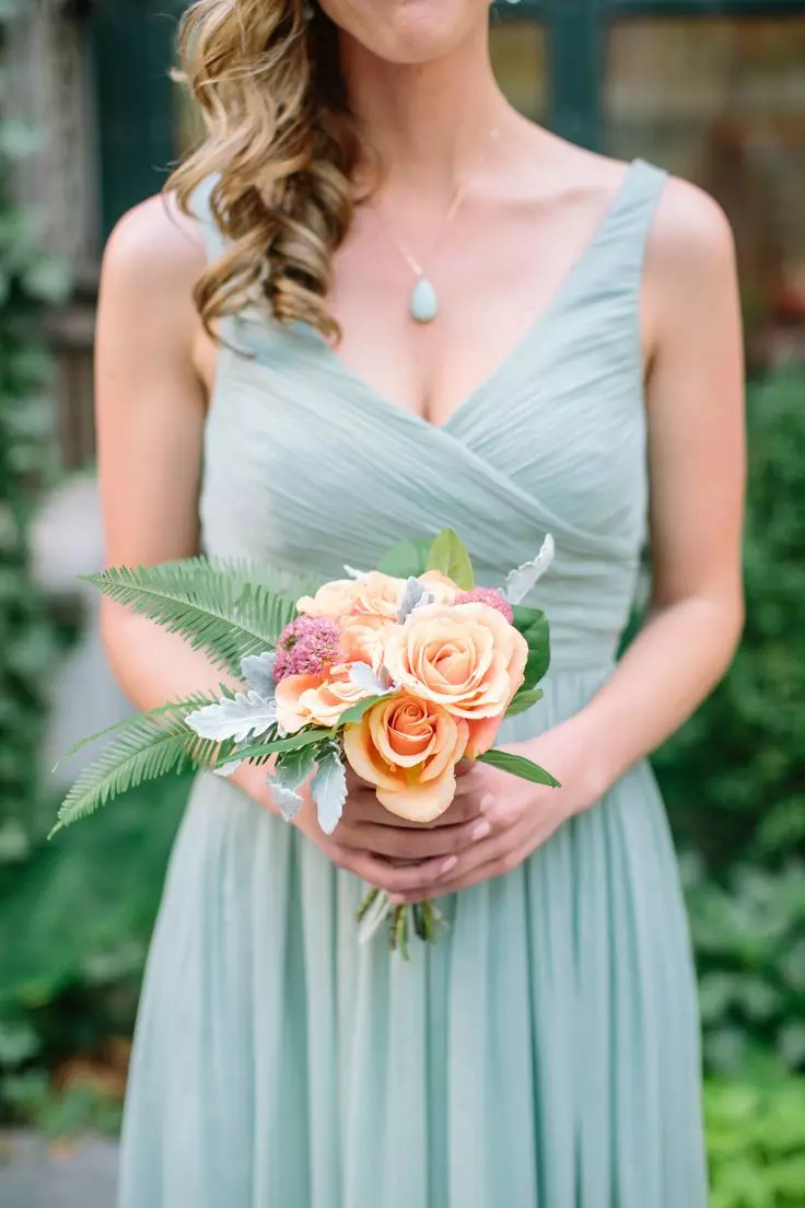 Bruiloft boeket van pioenrozen (108 foto's): combinaties met witte hydrieren en rode callas, combinaties van Bourgondië, lila en paarse bloemen in een huwelijksboeket 8013_36