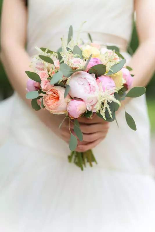 모란의 결혼식 꽃다발 (108 사진) : 흰색 수문과 빨간 칼라와의 조합, 결혼식 꽃다발의 부르고뉴, 라일락 및 자주색 꽃의 조합 8013_37