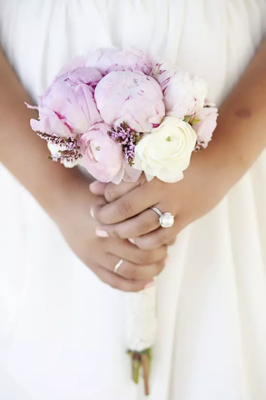 Vestuvių peonijų puokštė (108 nuotraukos): deriniai su baltais vandeniu ir raudonaisiais telefonu, bordo, alyvinės ir violetinės gėlės deriniai vestuvių puokštėje 8013_38