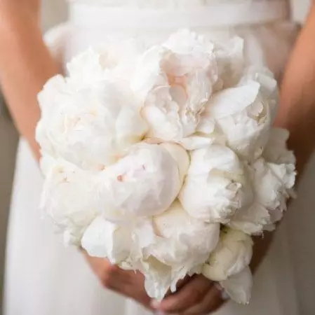 Весільний букет з піонів (108 фото): комбінації з білими гортензіями і червоними каллами, поєднання бордових, бузкових і фіолетових квітів в букеті на весілля 8013_4