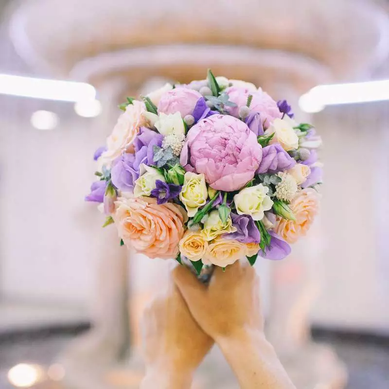 Bouquet Pernikahan Peony (108 Foto): Kombinasi dengan Hidang Putih dan Callas Merah, Kombinasi Burgundy, Lilac dan Bunga Ungu di Bouquet Pernikahan 8013_40