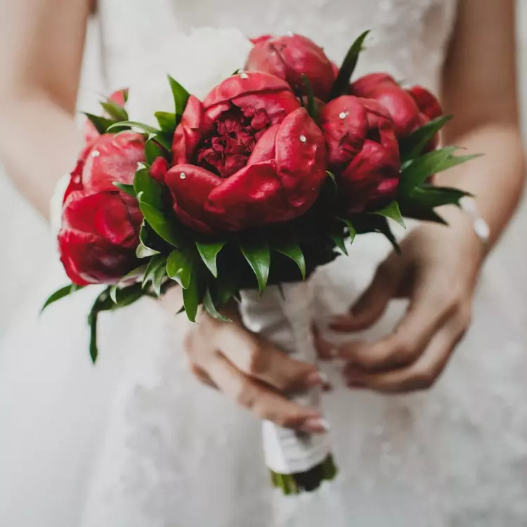 모란의 결혼식 꽃다발 (108 사진) : 흰색 수문과 빨간 칼라와의 조합, 결혼식 꽃다발의 부르고뉴, 라일락 및 자주색 꽃의 조합 8013_42