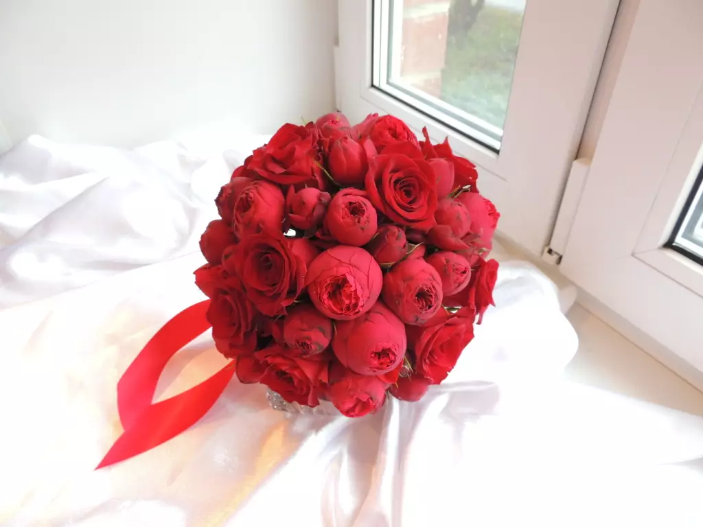 모란의 결혼식 꽃다발 (108 사진) : 흰색 수문과 빨간 칼라와의 조합, 결혼식 꽃다발의 부르고뉴, 라일락 및 자주색 꽃의 조합 8013_43