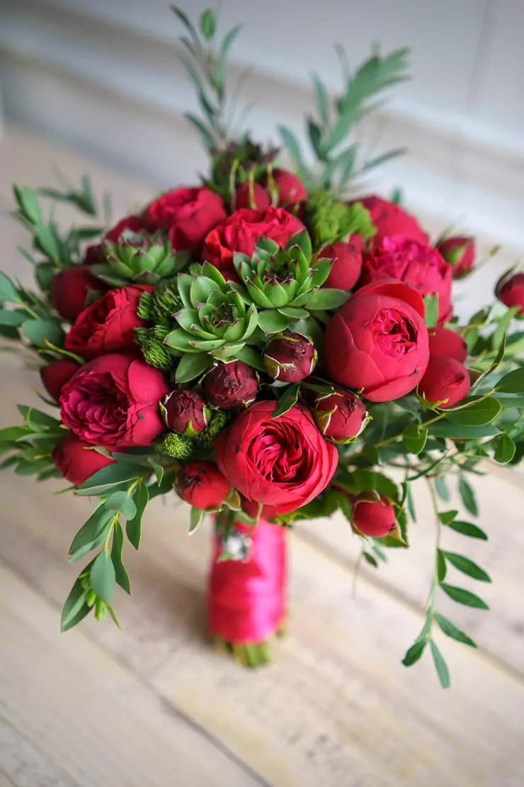 Kāzu pušķis Peoniju (108 fotogrāfijas): kombinācijas ar baltiem Hydrange un sarkanās calkas, kombinācijas Burgundijas, ceriņi un purpura ziedi kāzu pušķī 8013_44