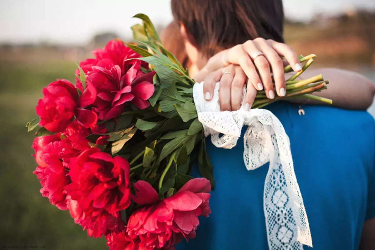 Peonies के वेडिंग गुलदस्ता (108 फोटो): सफेद हाइड्रिजीज और लाल कॉलस के साथ संयोजन, एक शादी के गुलदस्ते में बरगंडी, लिलाक और बैंगनी फूलों के संयोजन 8013_45