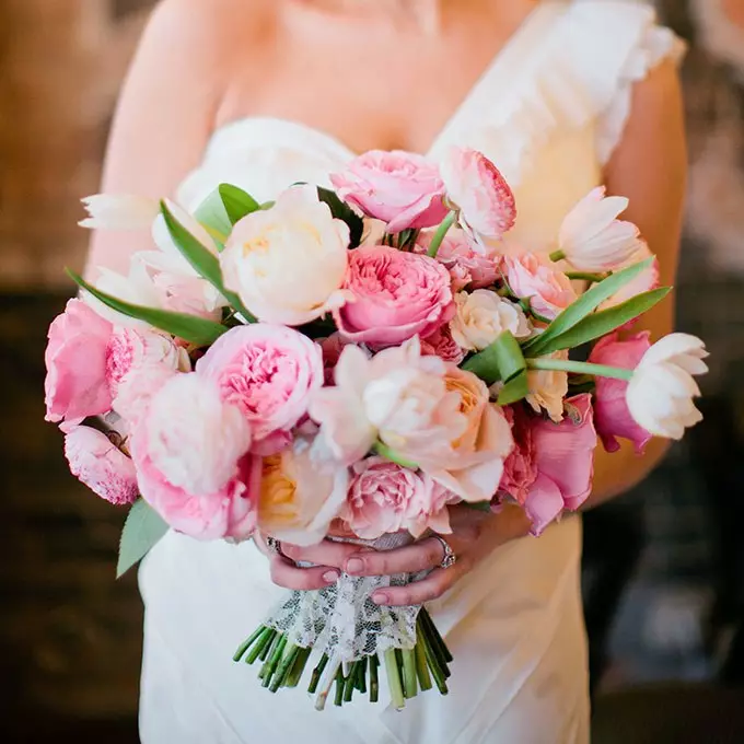 Весільний букет з піонів (108 фото): комбінації з білими гортензіями і червоними каллами, поєднання бордових, бузкових і фіолетових квітів в букеті на весілля 8013_5