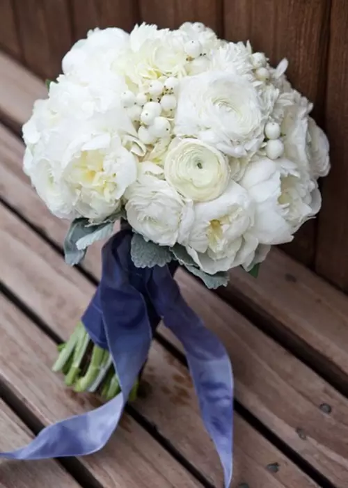 Bouquet Pernikahan Peony (108 Foto): Kombinasi dengan Hidang Putih dan Callas Merah, Kombinasi Burgundy, Lilac dan Bunga Ungu di Bouquet Pernikahan 8013_50