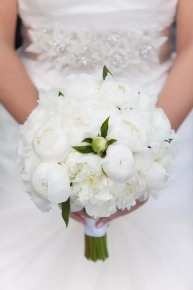 Bouquet Pernikahan Peony (108 Foto): Kombinasi dengan Hidang Putih dan Callas Merah, Kombinasi Burgundy, Lilac dan Bunga Ungu di Bouquet Pernikahan 8013_51