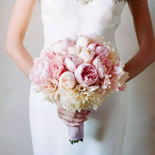 Bruiloft boeket van pioenrozen (108 foto's): combinaties met witte hydrieren en rode callas, combinaties van Bourgondië, lila en paarse bloemen in een huwelijksboeket 8013_53