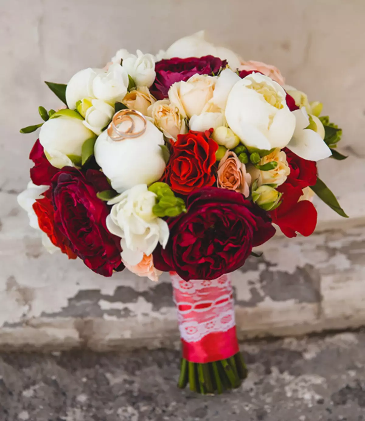 Свадбени букет пенија (108 фотографија): Комбинације са белим хидрангејима и црвеним позивима, комбинације Бургундија, Лила и љубичастом цветовима у венчаном буку 8013_54