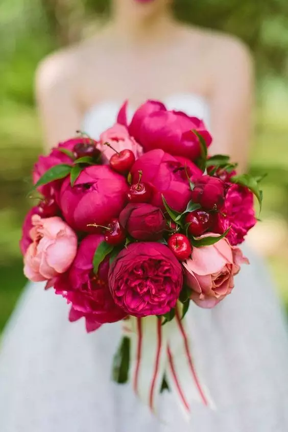 Vestuvių peonijų puokštė (108 nuotraukos): deriniai su baltais vandeniu ir raudonaisiais telefonu, bordo, alyvinės ir violetinės gėlės deriniai vestuvių puokštėje 8013_57