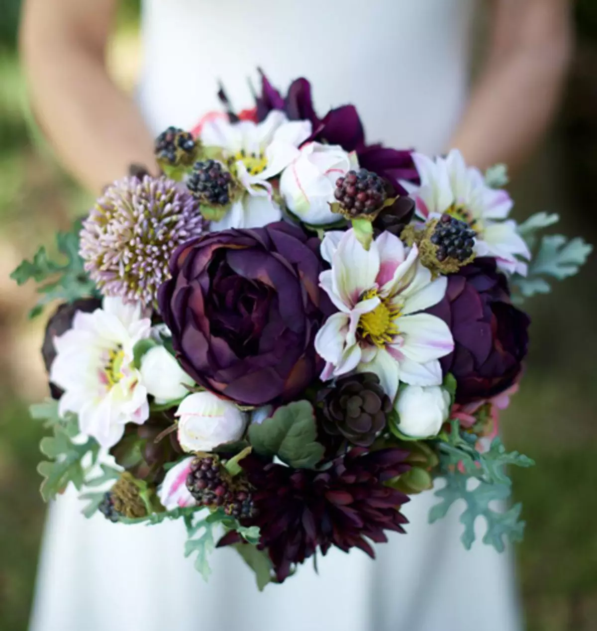 Γάμος μπουκέτο παιώνια (108 φωτογραφίες): συνδυασμοί με λευκές υδραυλικές και κόκκινες callas, συνδυασμοί της Βουργουνδίας, λιλά και μοβ λουλούδια σε ένα γαμήλιο μπουκέτο 8013_59