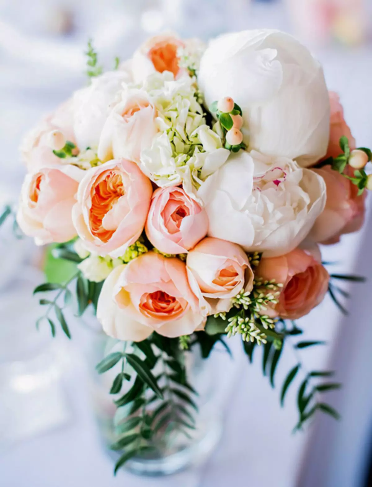Bouquet Pernikahan Peony (108 Foto): Kombinasi dengan Hidang Putih dan Callas Merah, Kombinasi Burgundy, Lilac dan Bunga Ungu di Bouquet Pernikahan 8013_62