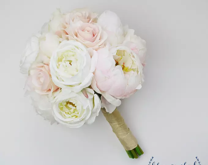 모란의 결혼식 꽃다발 (108 사진) : 흰색 수문과 빨간 칼라와의 조합, 결혼식 꽃다발의 부르고뉴, 라일락 및 자주색 꽃의 조합 8013_63