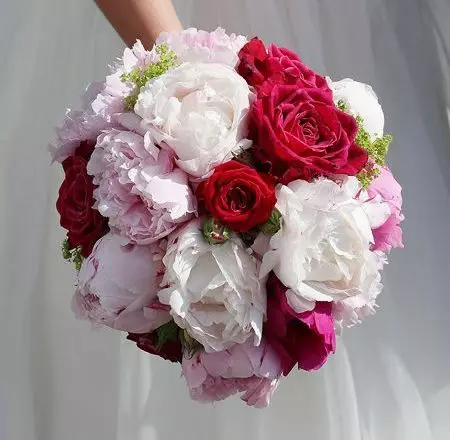 Сватбен букет от божури (108 снимки): комбинации с бели хидранизми и червени кала, комбинации от бургундия, люляк и лилави цветя в сватбен букет 8013_64