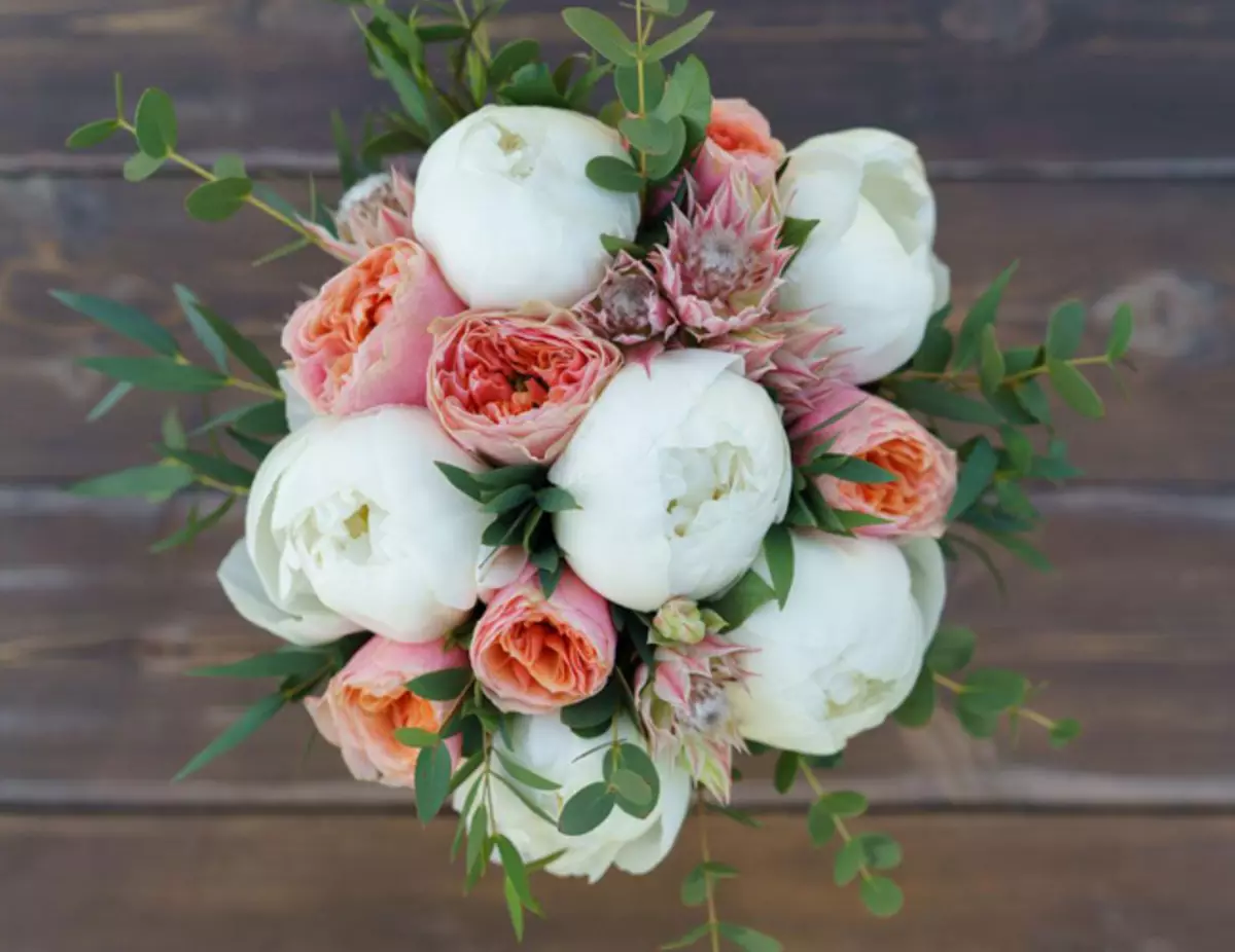 모란의 결혼식 꽃다발 (108 사진) : 흰색 수문과 빨간 칼라와의 조합, 결혼식 꽃다발의 부르고뉴, 라일락 및 자주색 꽃의 조합 8013_65