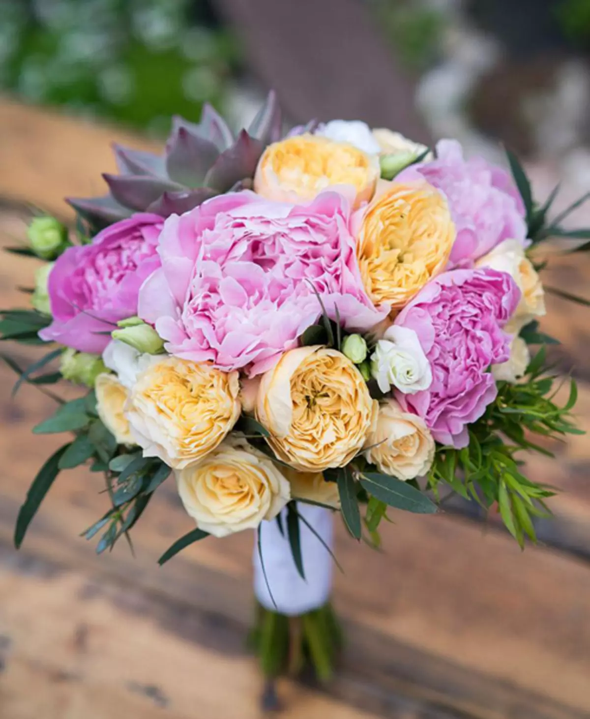 모란의 결혼식 꽃다발 (108 사진) : 흰색 수문과 빨간 칼라와의 조합, 결혼식 꽃다발의 부르고뉴, 라일락 및 자주색 꽃의 조합 8013_66