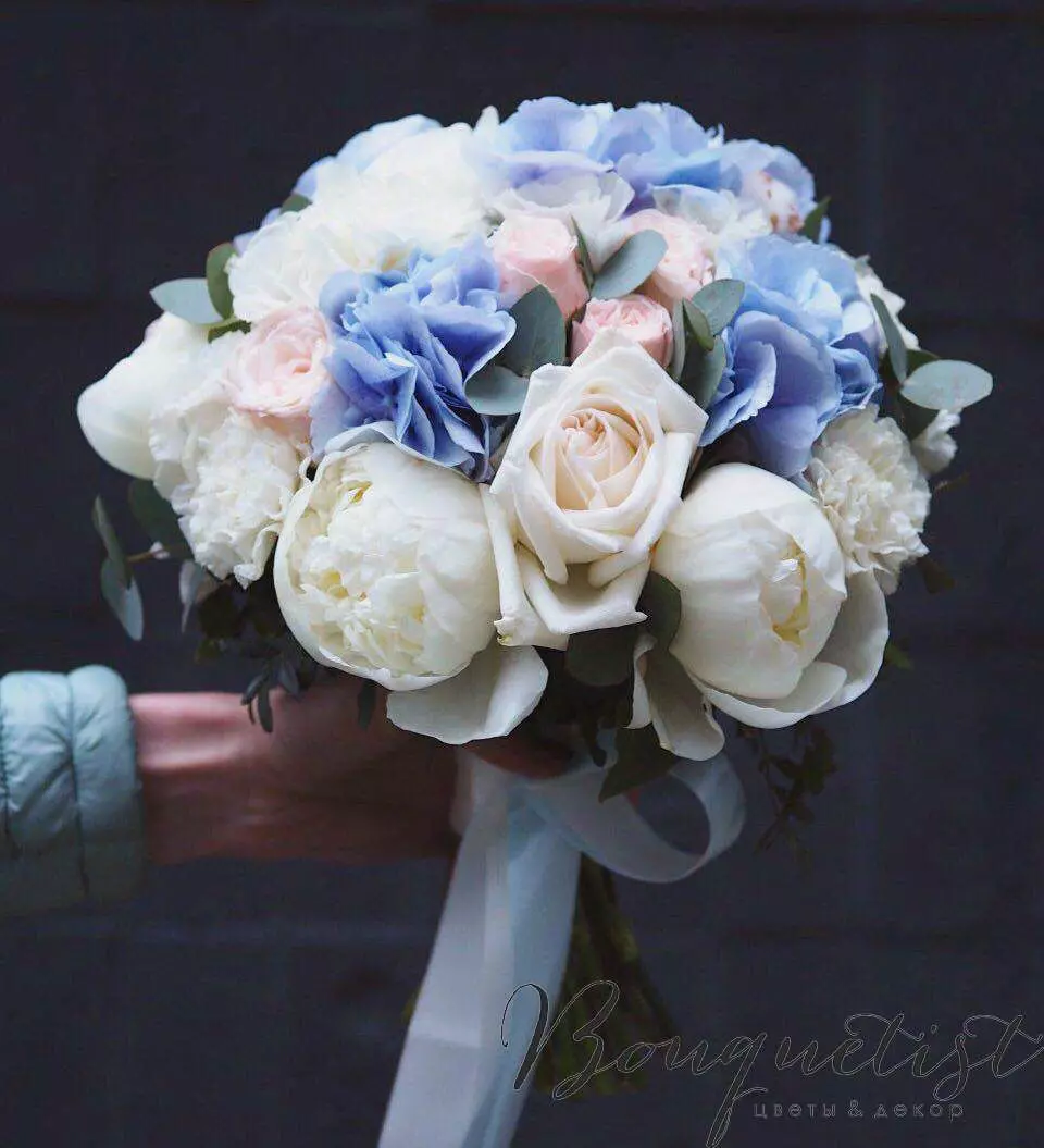 Γάμος μπουκέτο παιώνια (108 φωτογραφίες): συνδυασμοί με λευκές υδραυλικές και κόκκινες callas, συνδυασμοί της Βουργουνδίας, λιλά και μοβ λουλούδια σε ένα γαμήλιο μπουκέτο 8013_68