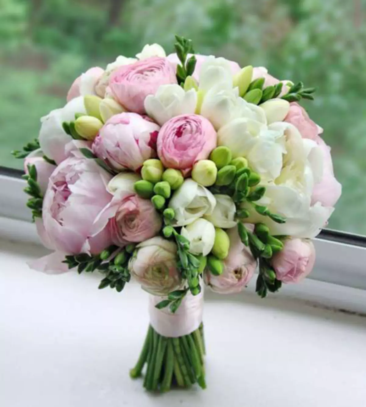 모란의 결혼식 꽃다발 (108 사진) : 흰색 수문과 빨간 칼라와의 조합, 결혼식 꽃다발의 부르고뉴, 라일락 및 자주색 꽃의 조합 8013_69