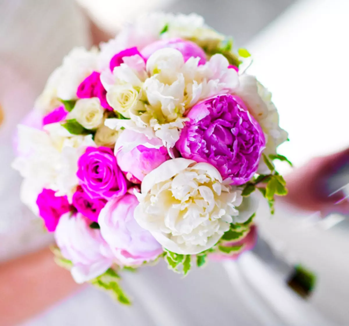 모란의 결혼식 꽃다발 (108 사진) : 흰색 수문과 빨간 칼라와의 조합, 결혼식 꽃다발의 부르고뉴, 라일락 및 자주색 꽃의 조합 8013_7
