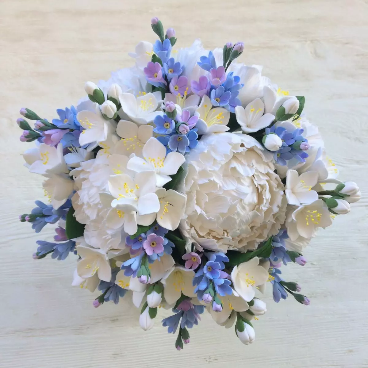 Γάμος μπουκέτο παιώνια (108 φωτογραφίες): συνδυασμοί με λευκές υδραυλικές και κόκκινες callas, συνδυασμοί της Βουργουνδίας, λιλά και μοβ λουλούδια σε ένα γαμήλιο μπουκέτο 8013_72