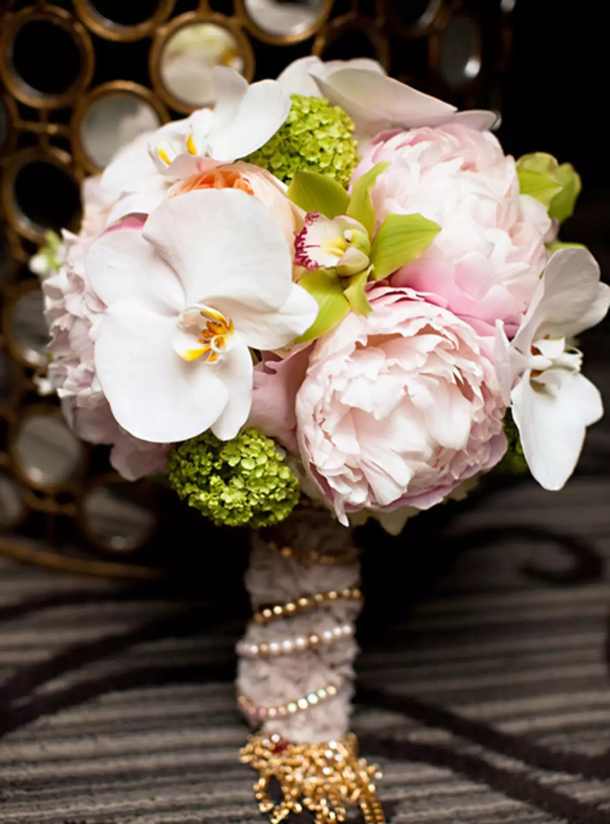 모란의 결혼식 꽃다발 (108 사진) : 흰색 수문과 빨간 칼라와의 조합, 결혼식 꽃다발의 부르고뉴, 라일락 및 자주색 꽃의 조합 8013_73