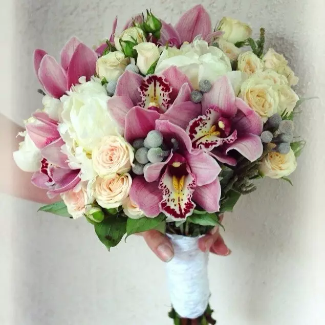 모란의 결혼식 꽃다발 (108 사진) : 흰색 수문과 빨간 칼라와의 조합, 결혼식 꽃다발의 부르고뉴, 라일락 및 자주색 꽃의 조합 8013_75