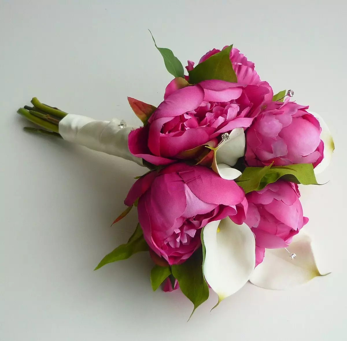 Bouquet Pernikahan Peony (108 Foto): Kombinasi dengan Hidang Putih dan Callas Merah, Kombinasi Burgundy, Lilac dan Bunga Ungu di Bouquet Pernikahan 8013_76