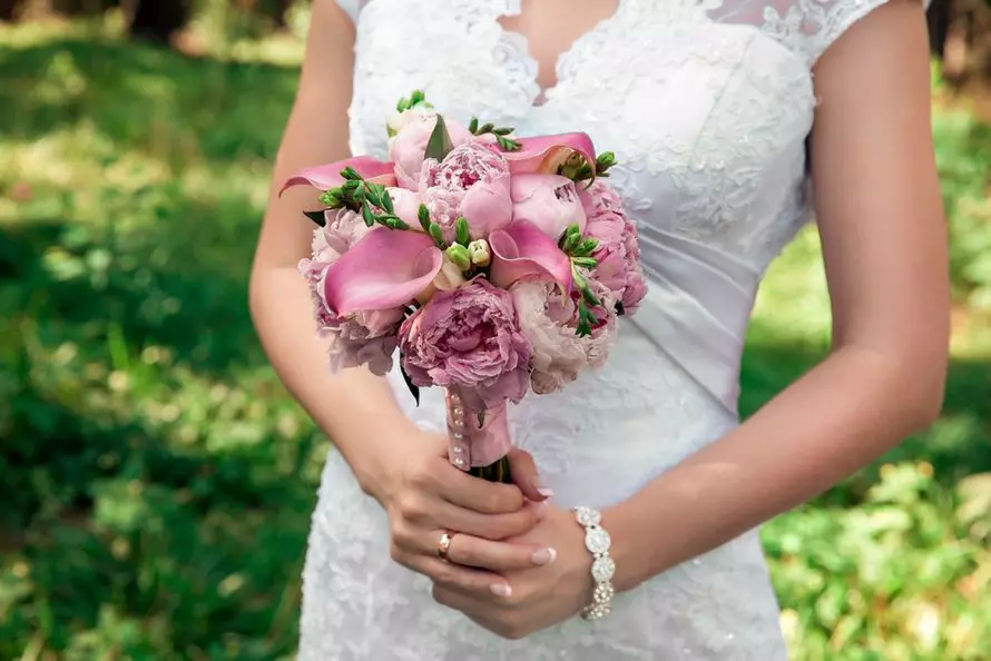 Bouquet Pernikahan Peony (108 Foto): Kombinasi dengan Hidang Putih dan Callas Merah, Kombinasi Burgundy, Lilac dan Bunga Ungu di Bouquet Pernikahan 8013_78