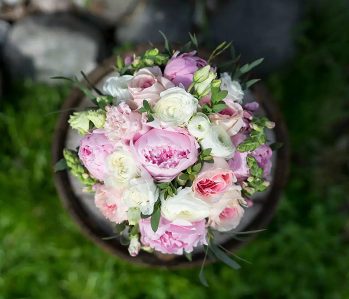 Сватбен букет от божури (108 снимки): комбинации с бели хидранизми и червени кала, комбинации от бургундия, люляк и лилави цветя в сватбен букет 8013_79