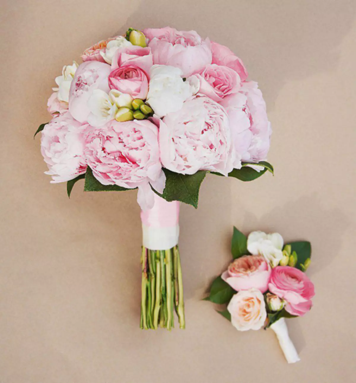 Bouquet Pernikahan Peony (108 Foto): Kombinasi dengan Hidang Putih dan Callas Merah, Kombinasi Burgundy, Lilac dan Bunga Ungu di Bouquet Pernikahan 8013_80